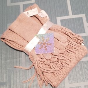 Gray gloves and scarf set
